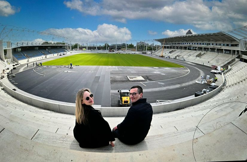 Christine Pesch und Florian Glatter sitzen schon mal Probe im neuen Heinz-Steyer-Stadion.