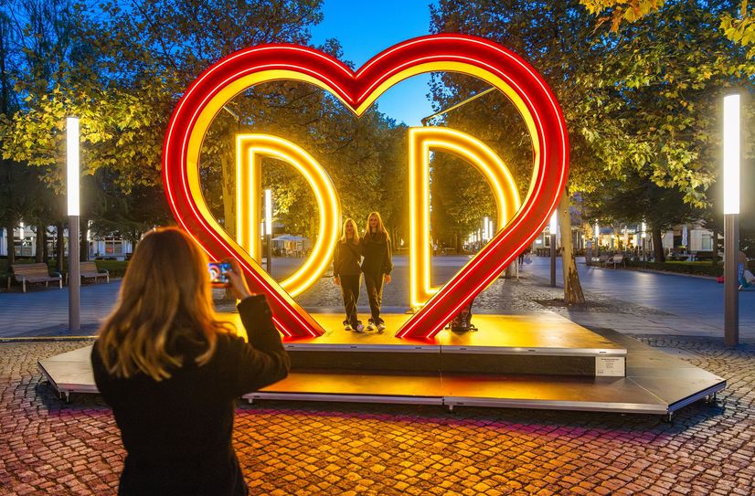 Das riesige Herz ist nicht nur ein echter Hingucker, sondern macht sich auch toll im Erinnerungs-Fotoalbum eines Dresden-Ausflugs.