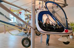 Christine Sebele mit dem Ultraleichtflugzeug Ferrari Tucano U11 in ihrem Flugmuseum »Aerolinum« in Altenberg.