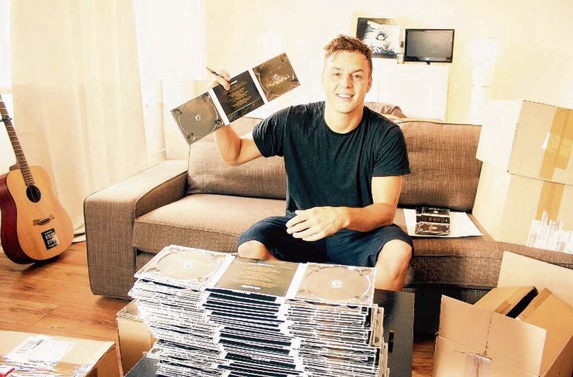 Der bodenständige Musiker Alexander Knappe signiert persönlich die ersten DVDs seines Auftritts im Cottbuser Staatstheater. Foto: privat