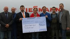 Auf dem Bild (v.l.n.r.): Detlef Stichert Werksführung, Wilms Mudrich Elektroinstandhaltung, Edgar Heider kaufmännischer Leiter, Manja Bieder Koordinatorin Kinderhospizdienst , Frank Vogel Einkauf, Tobias Wachholz Schweißer Baugruppenfertigung und Jörg Zeising Betriebsratsvorsitzender
