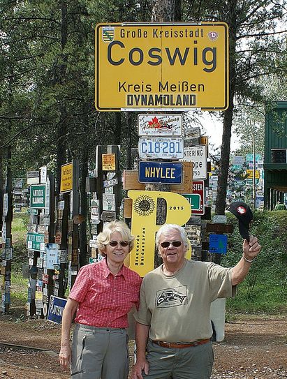 Dieter Gärtner und seine Frau mit dem Coswig-Schild in Sign Forest in Kanada. Foto: privat
