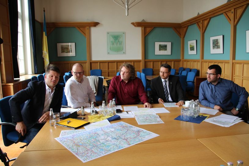V.l.: Die Bürgermeister Thomas Zenker (Zittau), Markus Hallmann (Mittelherwigsdorf), Torsten Pötzsch (Weißwasser), Ralf Brehmer (Rietschen) und Markus Weise (Bernstadt) fordern gemeinsam den Ausbau der Infrastruktur im Landkreis. Foto: Keil