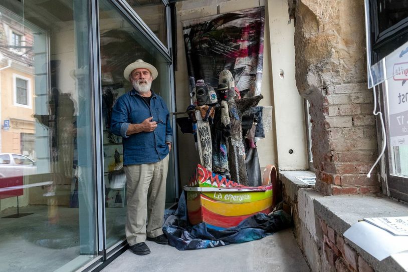 Hernando Leon, Pirnas Kulturpreisträger von 2017 vor seinem Bild  „Flüchtlingsboot“. Foto: Schubert