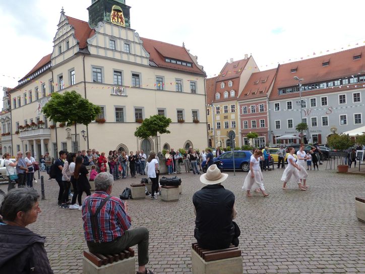 Entspannte Atmosphäre beim Tanz der Mädchen der Dance Academy vor dem Rathaus. Foto:Schubert