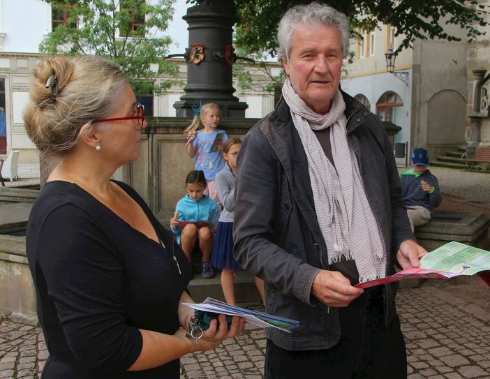Theaterchefin Ann-Kristin Böhme und Straßentheater-Profi Helmut Raeder stellen am Heinrichsplatz den »Gassenzauber« in Meißen vor. Foto: Farrar