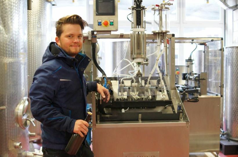 Im Keller in Ockrilla: Lehrling Wolf von Tümpling (2. Lehrjahr) an der Füllmaschine. Fotos: pm