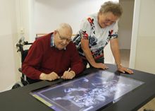 Hartmut Ehrhardt und Annemarie Schulze haben Spaß und Unterhaltung am »Care Table«. Foto: Sabine Mutschke
