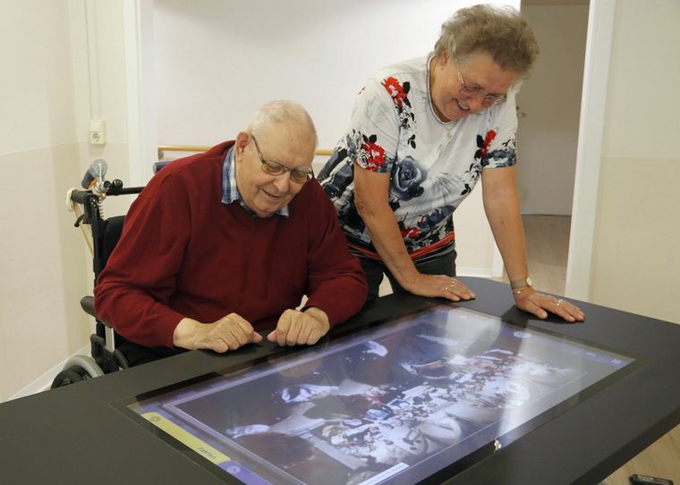 Hartmut Ehrhardt und Annemarie Schulze haben Spaß und Unterhaltung am »Care Table«. Foto: Sabine Mutschke