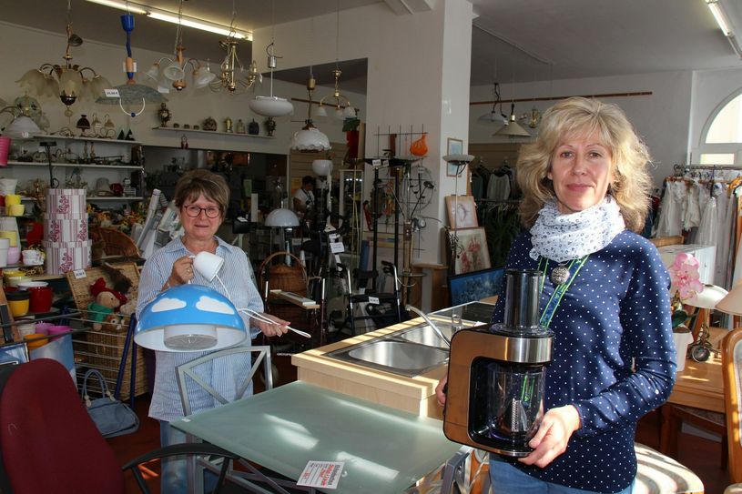 Kaufhausleiterin Andrea Schapp (re.) und Ilona Stiller, Vorstandsvorsitzende des Volkssolidarität Kreisverband Süd-Brandenburg e.V., im Sozialkaufhaus in Brieske. Foto: sts