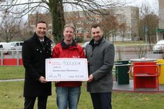 1.000 Euro überreichten im Namen der Sparkasse Spree-Neiße Sven Walther (links) und Benjamin Petschke (rechts) an Roland Hauke von den Johannitern. Am gleichen Tag teilte auch BB RADIO mit, man wolle die Gemeinschaftsaktion „Die Lausitz hilft!“ mit 500 Euro unterstützen. Foto: jho