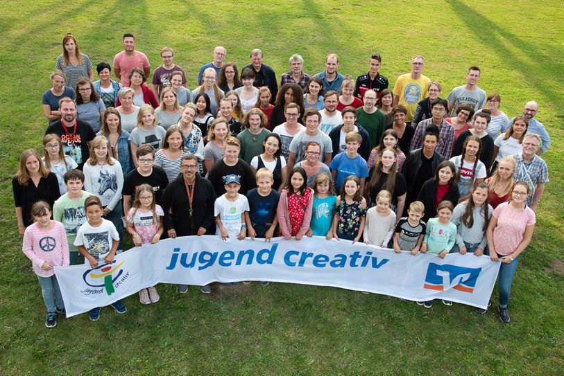 Die »jugend creativ« Bundessieger alles Altersgruppen erwartet als Auszeichnung die Teilnahme an der begehrten Bundespreisträgerakademie. Sie findet im Sommer eine Woche lang in der Internationalen Bildungsstätte Jugendhof Scheersberg an der Ostsee statt. Das Foto zeigt die Bundespreisträgerakademie-Gewinner aus dem Jahr 2019. Foto: BVR/Mandy Putz