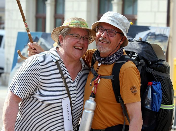 Am 19. Juni 2021 kehrte Wolfgang Bieberstein nach seiner Wanderung nach Pirna zurück – dort wurde er u.a. von seiner Ehefrau Claudia begrüßt.