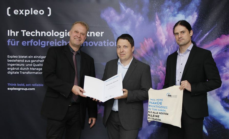 Urkundenübergabe bei Expleo (v.l.n.r.): Jens Bednarek, IKK_ Regionalgeschäftsführer der Regionaldirektion Bautzen, Daniel Sernow, Senior Specialist Operation der Firma Expleo und André Tzscheutschler, Außendienstmitarbeiter der IKK classic. Foto: IKK