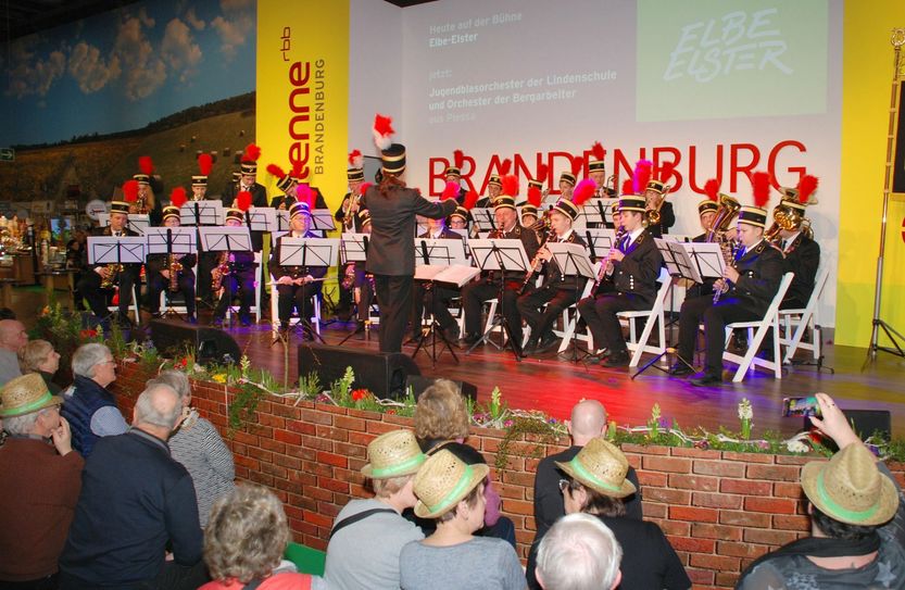 Sind mit stimmungsvoller Orchestermusik wieder auf der Grünen Woche zur Stelle: Das Jugendblasorchester der Lindenschule Plessa mit Unterstützung des Orchesters der Bergarbeiter Plessa. Foto: Pressestelle Kreisverwaltung/Torsten Hoffgaard