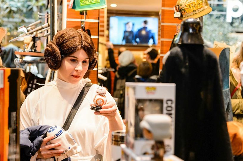 Eine als Prinzessin Leia, ebenfalls Star Wars, verkleidete Kundin beim Bummel durch einen Elbenwald-Store. Foto: Elbenwald