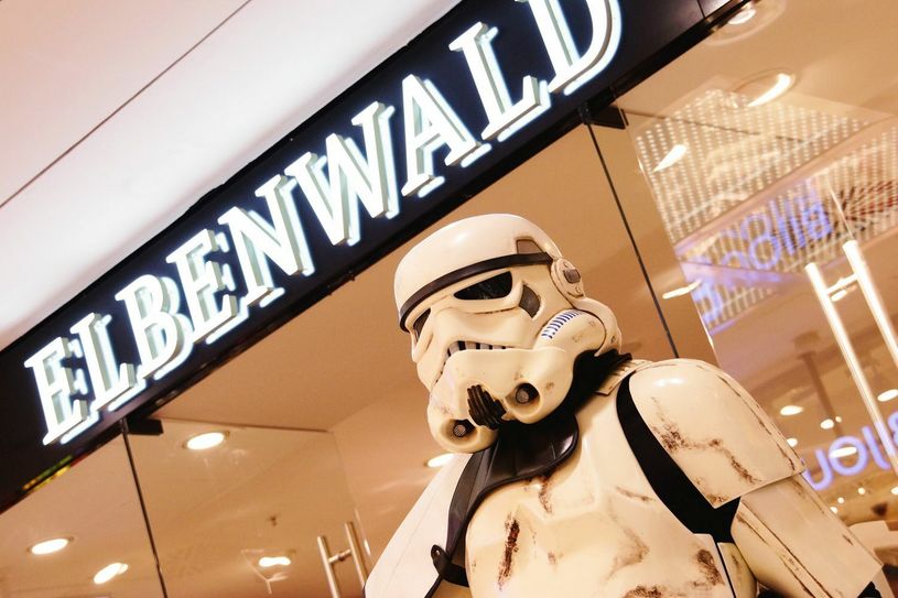 Ein als „Stormtrooper“ verkleideter Elbenwald-Kunde vor einem der Geschäfte. Den markanten Helm der Garde von Darth Vader aus Star Wars gibts übrigens auch als Keksdose. Foto: Elbenwald