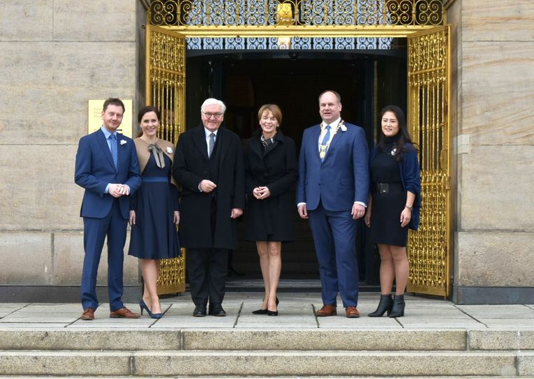 Zum 75. Jahrestag der Zerstörung Dresdens besucht Bundespräsident Frank-Walter Steinmeier die Stadt. Hier bei der Ankunft am Rathaus, v.l.n.r. Michael Kretschmer und Lebensgefährtin Anett Hoffmann, Frank-Walter Steinmeier und Frau Elke Büdenbender, Dirk Hilbert und Su Yeon Hilbert. Foto: Mike Schiller