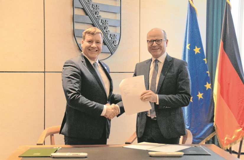 Der Chef der Staatskanzlei, Oliver Schenk (r.) und Großenhains Oberbürgermeister Dr. Sven Mißbach unterzeichneten in Dresden eine  Absichtserklärung zum Industriegebiet Großenhain Nord.