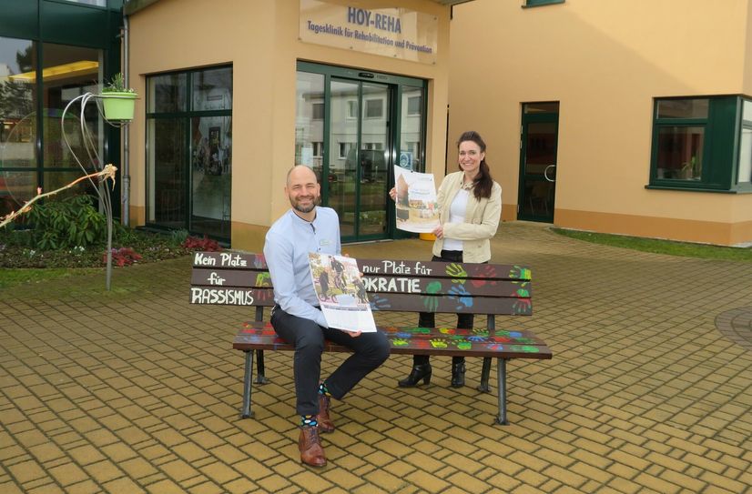 Madeleine Matschke vom Marketingverein Familienregion HOY und Christian Kühne, HOY-REHA Geschäftsführer und Vereinsmitglied der ersten Stunde, freuen sich, dass die Botschaft der wandernden Demokratie-Bank als Zeichen der Toleranz so gute Resonanz findet.
