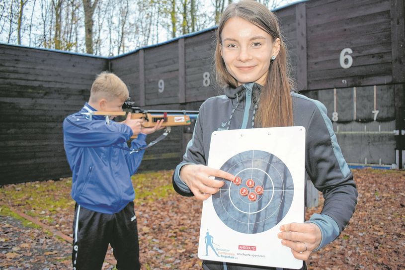 Tamina Poike, die derzeit als Trainerin im Verein tätig ist, und Anton Jähne mit dem Gewehr am Schießstand. Das Training im Verein wird sehr ernst genommen.