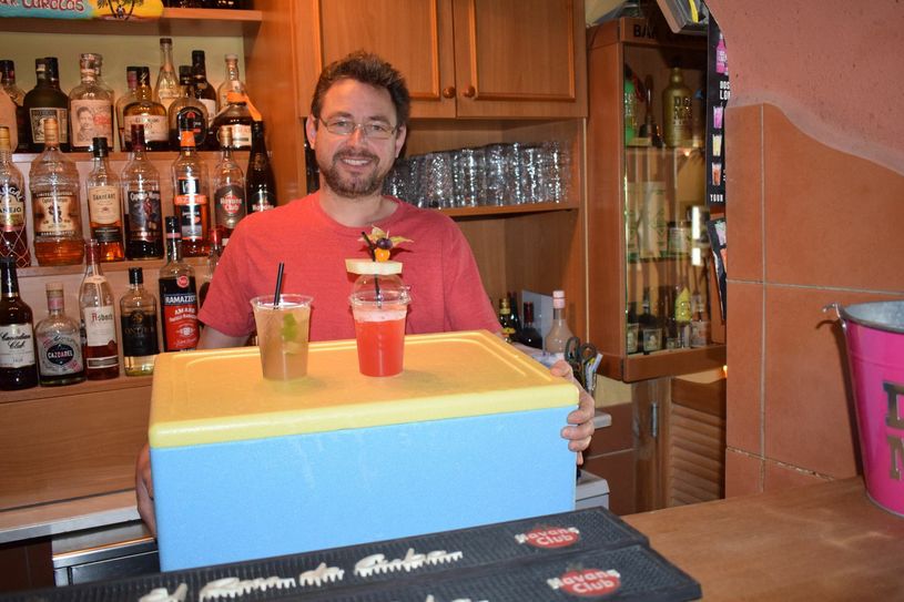 Andre Herold von der Caracas Bar in Bautzen nimmt jetzt nun Bestellungen für Cocktails auf und liefert diese bis vor die Haustür der Kunden. Es ist bisher die einzige Bar, die diesen Service in Zeiten der Corona-Krise anbietet. Foto: Sandro Paufler