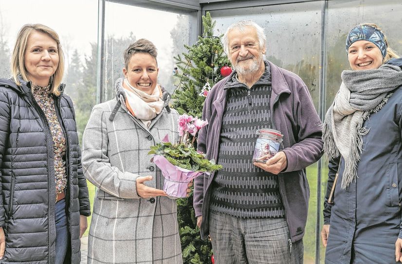 Winfried Müller, ehemaliger Betriebsleiter der Hydrolyse bei der Wacker Chemie AG in Nünchritz, erhält von den Mitarbeitenden des Chemiewerks eine Spende in Höhe von 500 Euro. Symbolisch für alle Spender übergeben Manuela Wolf, Caroline Scholz und Christin Mauersberger (v.l.) die Spende.