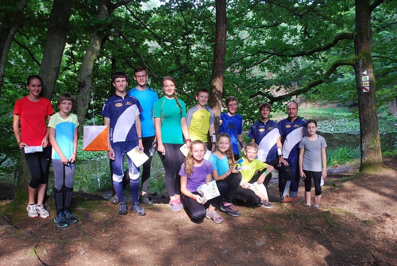 Am Trainingsort: Die Orientierungsläufer des SSV Planeta mit Trainer Frank Sickert (re.).                          Foto: Trache