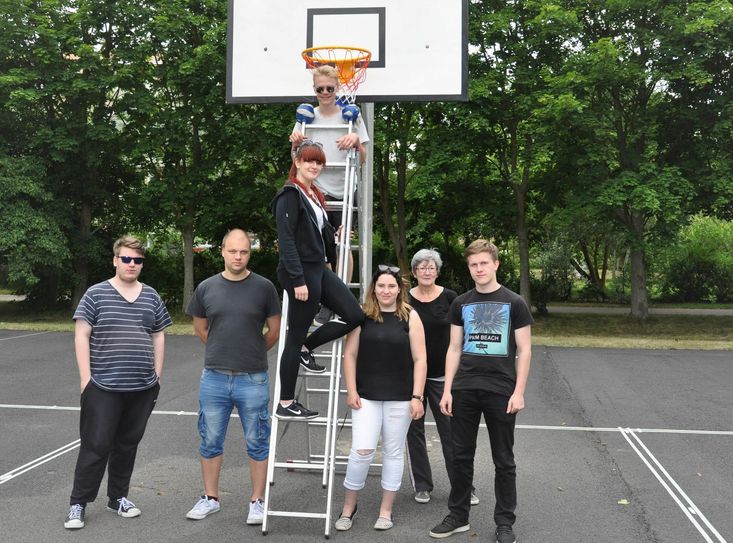 Karin Krüger (2. von links) mit den KWG-Azubis. Foto: KWG
