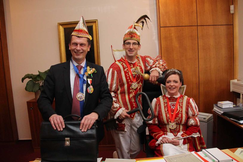 Oberbürgermeister Kelch wurde heute für abgesetzt erklärt und packte in seinem Büro die Tasche. Neue Chefs im Rathaus sind Janett I. und Toni I. Foto: jho