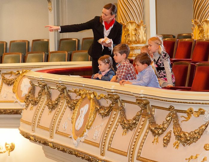 In den Ferien gibt es beinah täglich interessante Führungen durch die Semperoper, viele darunter speziell für Kinder. Foto: Semperoper erleben