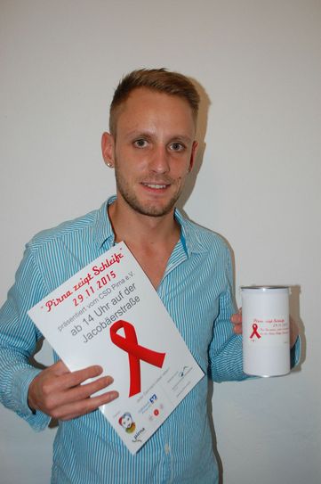 Christian Hesse mit dem Werbeflyer, der in der Stadt verteilt wird und der Spendendose, die in Geschäften steht.    Foto: Wo