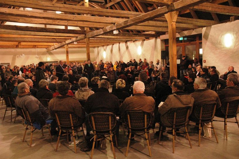Gut besucht waren die Einwohnerversammlungen zur Unterbringung von Asylsuchenden in Neukirch. Der danach entstandene Kompromiss zur Höchstzahl ist jetzt hinfällig. Foto: Hache