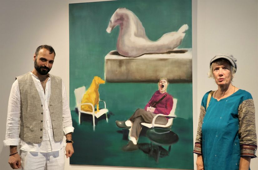 Reza Reza mit Iris Stöber vom Atelierhof vor einer seiner Arbeiten.
