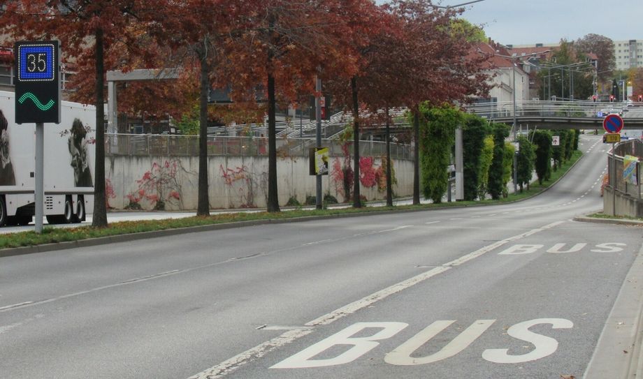 Eine LED-Tafel steht am Fritz-Foerster-Platz/Bergstraße stadtauswärts, eine zweite  Tafel  unmittelbar nach dem Knotenpunkt Berg-/Mommsenstraße. Foto: Straßen- und Tiefbauamt, Vincent-Benedict Czaja