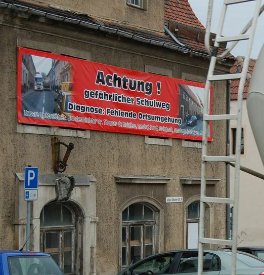 Was, wenn hier ein Kind gestanden hätte oder ein Senior mit Rollator unterwegs gewesen wäre? Strehlaer Bürger wehren sich gegen den aktuellen Bundesverkehrswegeplan und wollen endlich nicht nur gehört werden.  Foto: Jeromin