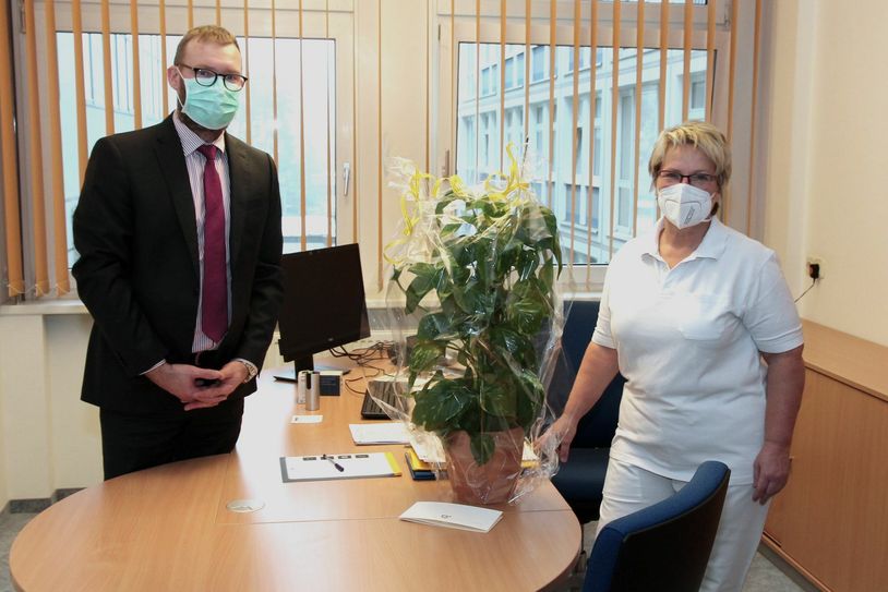 Der Geschäftsführer des Lausitzer Seenland Klinikums Jörg Scharfenberg mit der neuen Chefärztin für Kinder- und Jugendmedizin Dr. med. Ulrike Wetzel. Foto: Gernot Schweitzer / LSK