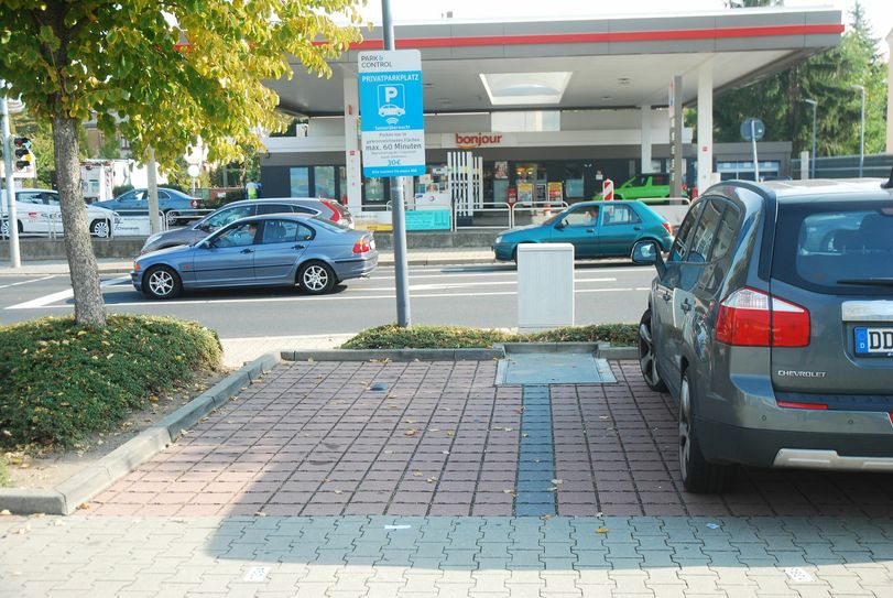 Der kleine Sensor auf dem Boden registriert jede Fahrzeugbewegung.