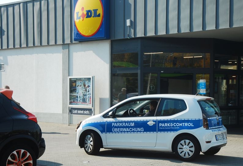Dann fährt ein Fahrzeug vor, erfasst das Kennzeichen des Parksünders ... (Fotos: Schiller)