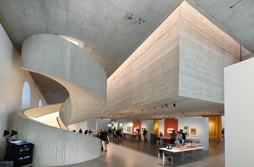 Über der Ausstellungsflächende schwebt der Kubus.