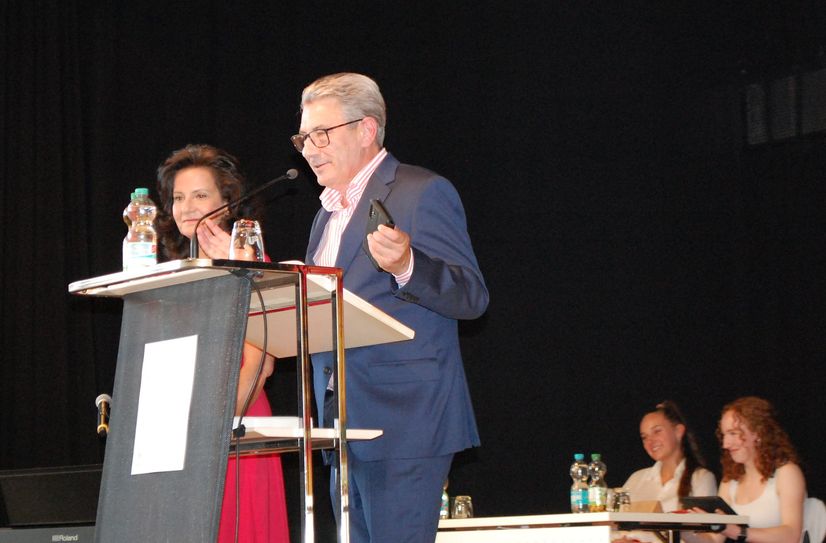 Pirnas Oberbürgermeister Tim Lochner (2. v.l.) mit einleitenden Worten zur Veranstaltung "75 Jahre Grundgesetzt", welche von Katrin Huß (1. v.l.) moderiert und mit Musik von Vivien Rücker (3. v.l.) und Greta Marie Heimann begleitet wird.
