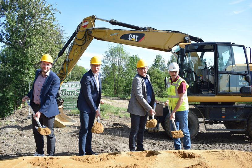 Bürgermeister Heiko Nowak, Oberbürgermeister Karsten Vogt, BauCom-Geschäftsführer Hans-Dirk Hoyer und Thomas Drechsler, Geschäftsführer der iKD Ingenieur-Consult (v.l.), waren beim Spatenstich mit anwesend.