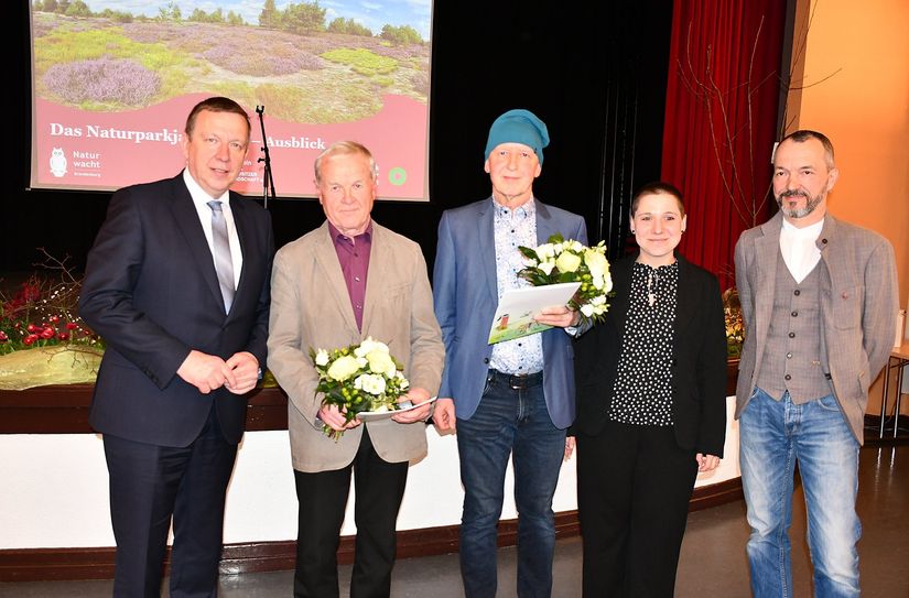 Landrat Christian Jaschinski, die Umweltpreisträger Eckhard Lehmann und Andreas Claus, Kulturamtsleiterin Steffi Marschner sowie der Leiter des Naturparks Lars Thielemann.
