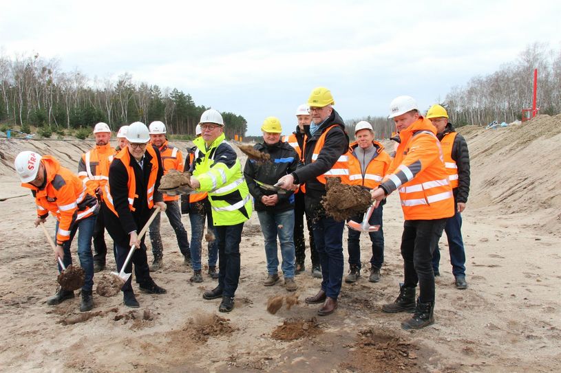Mit dem offiziellen Spatenstich am Ableiter Sedlitz haben jetzt die Hauptarbeiten am Kanal begonnen. Zum Spaten griffen (v.l.n.r.) Jörg Frisch (Technischer Bereichsleiter Strabag), Andreas Pfeiffer (Bürgermeister Senftenberg), Gerd Richter (Sanierungsbereichsleiter Lausitz LMBV), Daniel Just (Geschäftsführer ZVLSS) und Henry Kleinstück (Geschäftsführer ABG).