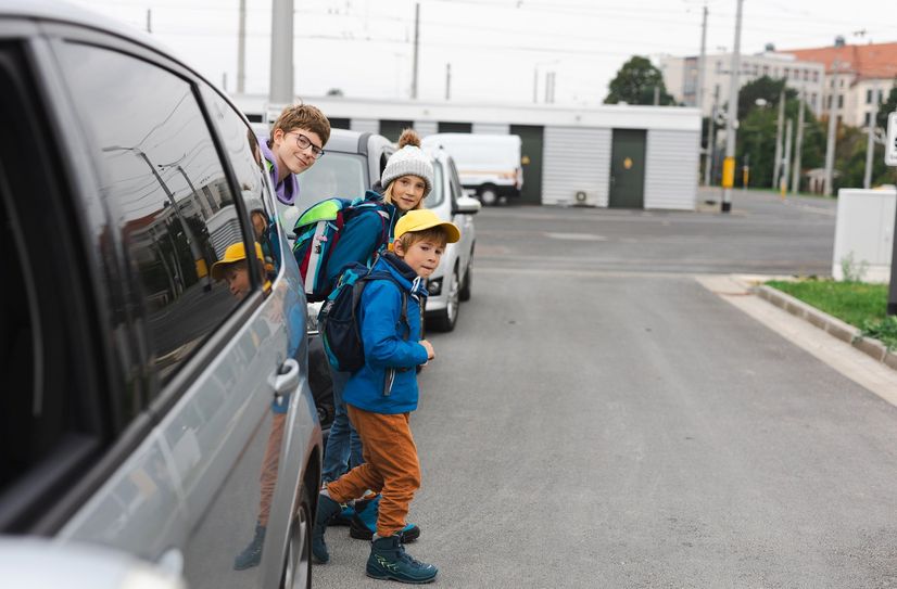 Im unübersichtlichen Verkehr vor Schulen kann es für Kinder gefährlich werden.