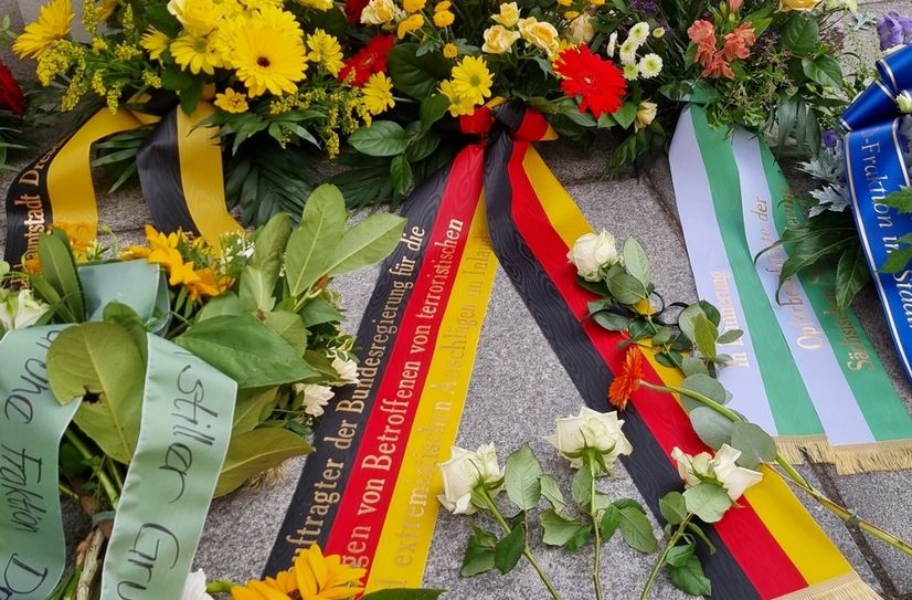 Gebinde des Bundesopferbeauftragten, der Sächsischen Opferbeauftragten und Dresden.