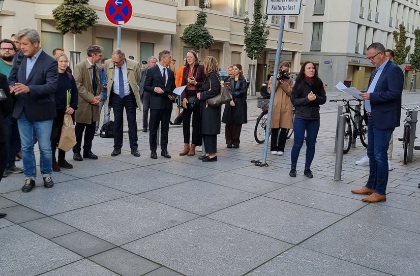 Zum dritten Jahrestag des Messerattentats auf zwei Touristen in der Rosmaringasse sind viele gekommen.
