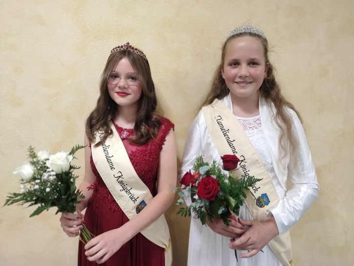 Lara (weiß) und Lotta (rot) sind die neuen Königsbrücker Kameliendamen.  Foto: pm