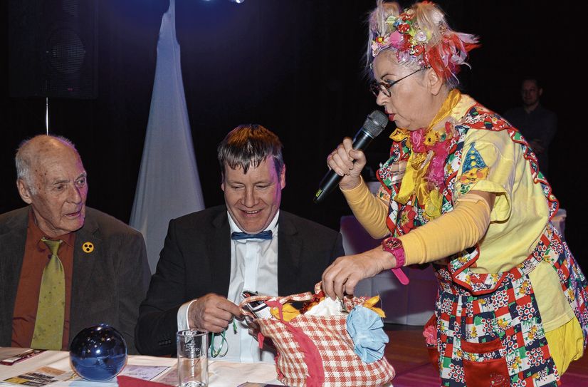 Sachsenkind Friedlinde »im Gespräch« mit Großenhains Oberbürgermeister Dr. Sven Mißbach (m.).