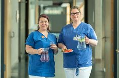 Die Pflegeexpertinnen Katja Kniese (l.) und Kathleen Hartrampf engagieren sich am Uniklinikum Dresden im interdisziplinären Ernährungsteam. Zum Hitzeaktionstag machen sie auf die Gefahren großer Hitze aufmerksam und geben hilfreiche Tipps.